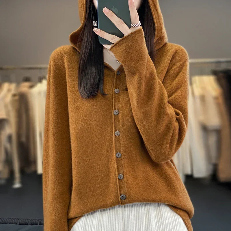 Pull Duveteux beige Sofia de Danoir Paris, style chic, doux et chaud, présenté sur un fond neutre.