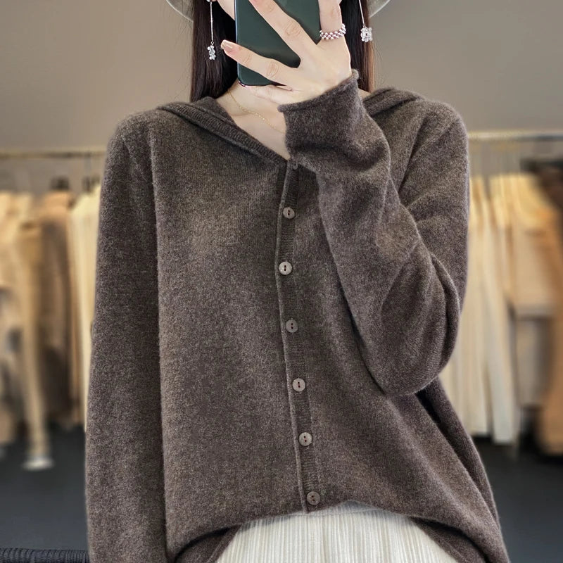 Pull duveteux beige Sofia de Danoir Paris, style chic, en laine douce, porté sur un mannequin.