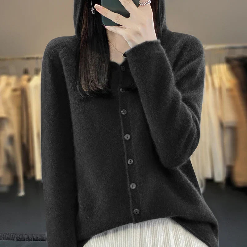 Pull Duveteux chic Sofia de Danoir Paris en beige, doux et élégant, parfait pour un style sophistiqué et confortable.