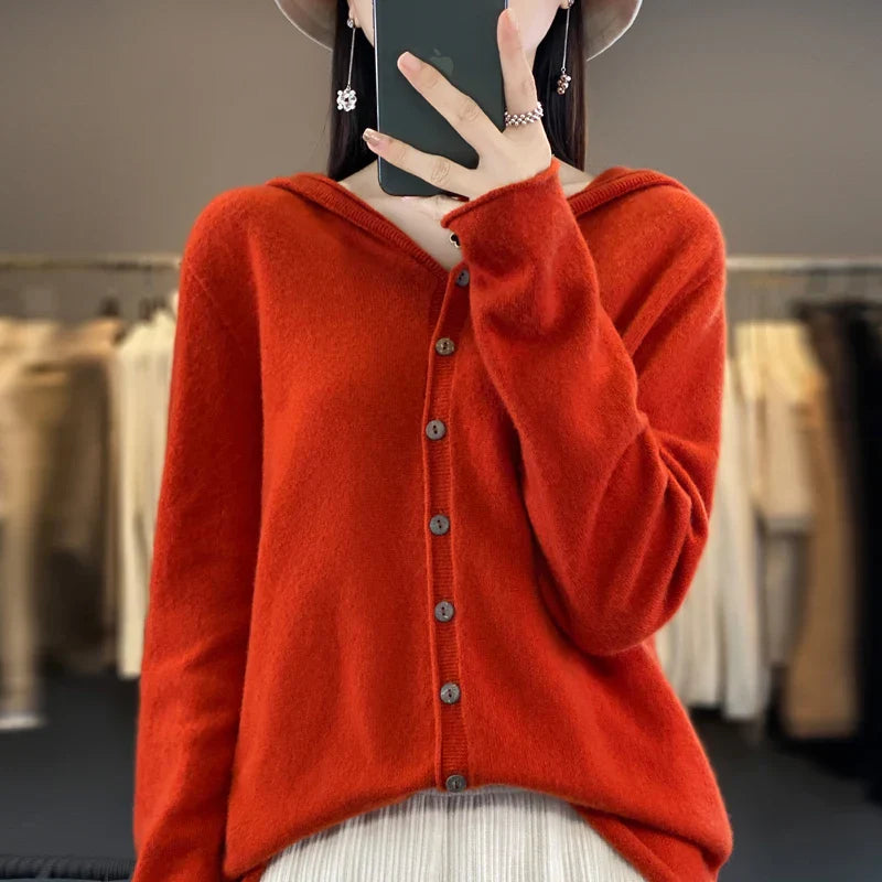 Pull duveteux beige Sofia de Danoir Paris, chic et élégant, avec texture douce et style sophistiqué.