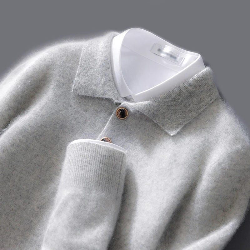 Polo en cachemire beige Belford de Danoir Paris, élégant, avec col classique et finition soignée, porté sur mannequin.