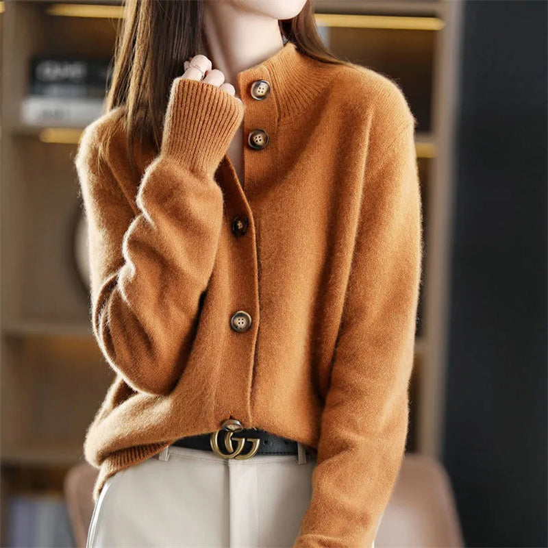 Cardigan élégant en mérinos orange Arlina de Danoir Paris, coupe sobre et détails raffinés pour un style chic et confortable.