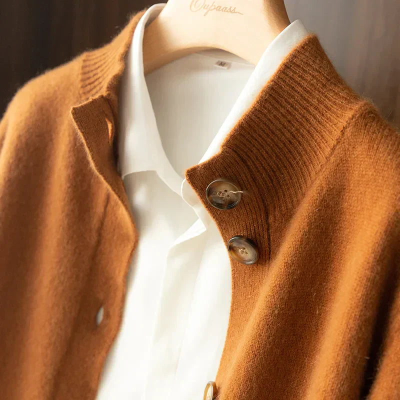 Cardigan élégant en mérinos orange Arlina de Danoir Paris, mode chic et confort pour femme.