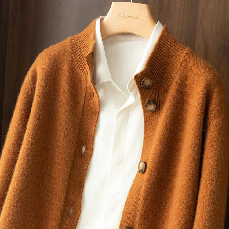 Cardigan élégant en mérinos orange Arlina de Danoir Paris, coupe sophistiquée et tissu doux visible sur l'image.