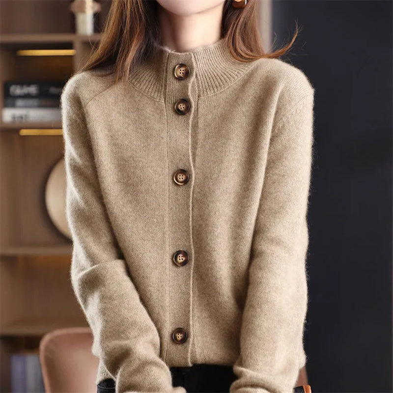 Cardigan élégant en mérinos orange Danoir Paris Arlina, modèle FR1216, porté en détail sur fond neutre.