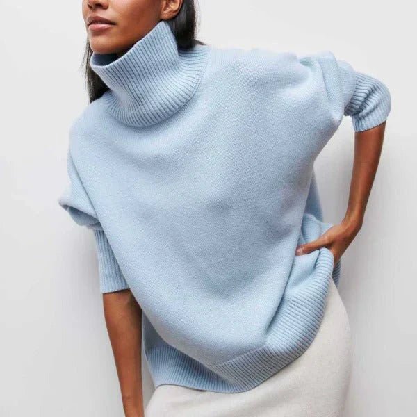 Pull-over oversize Danoir Paris Aria en bleu clair, confortable, en tissu doux, porté de face.