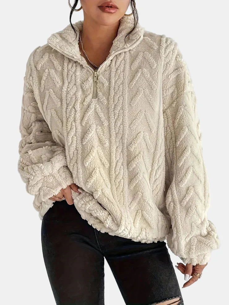 Pull zippé beige Danoir Paris Marie, chic et confortable, avec col montant et fermeture éclair visible.