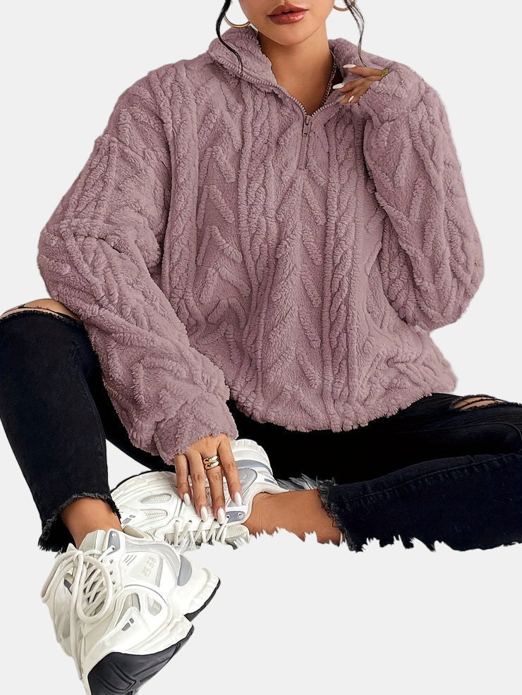Pull zippé beige Danoir Paris Marie, chic et confortable, porté sur un mannequin, avec col montant et détails élégants.