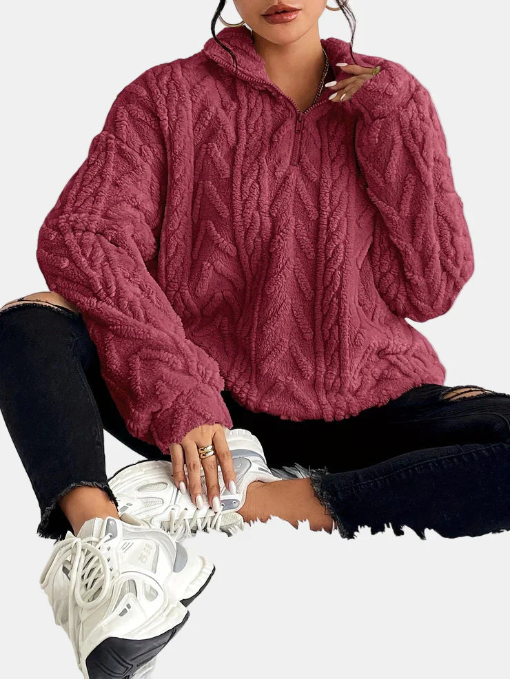 Pull Zippé Marie de Danoir Paris en beige, confortable et chic, avec fermeture éclair, porté sur un mannequin.