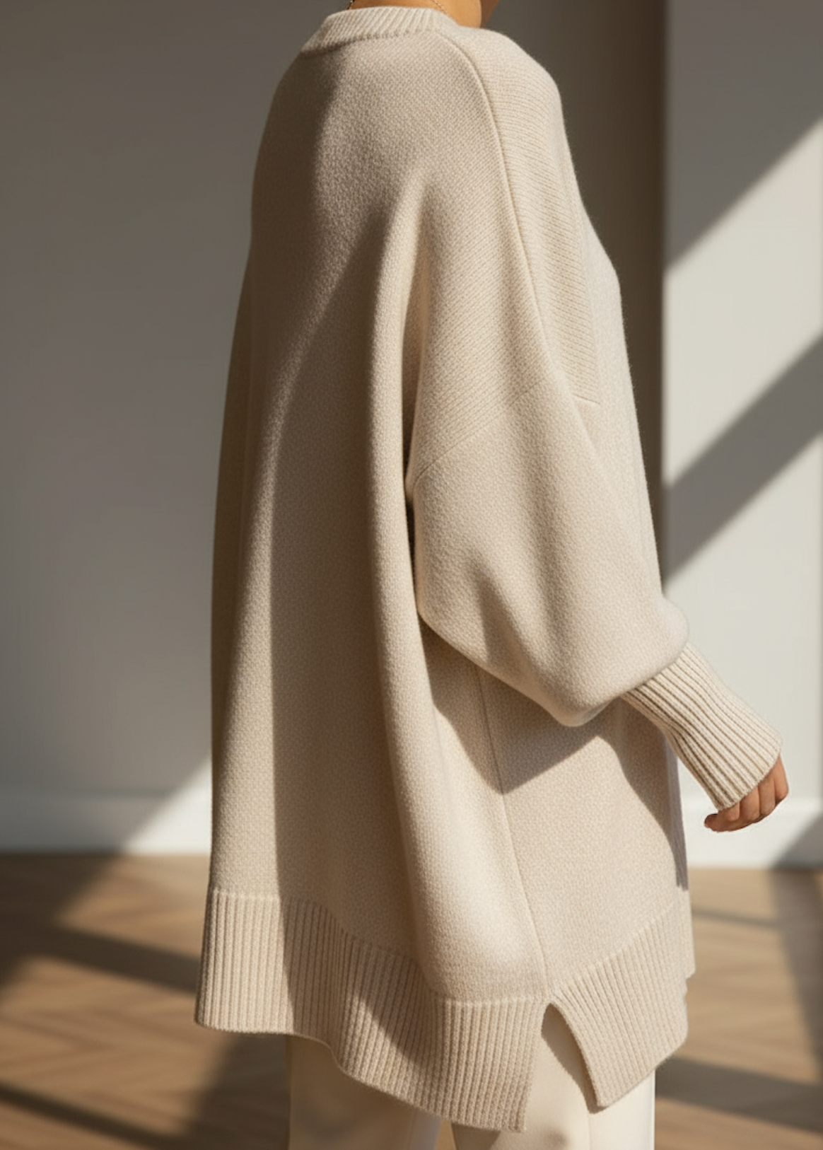 Pull-over oversize élégant Danoir Paris, modèle FR1221, en beige, porté en taille XS à M, doux et tendance.