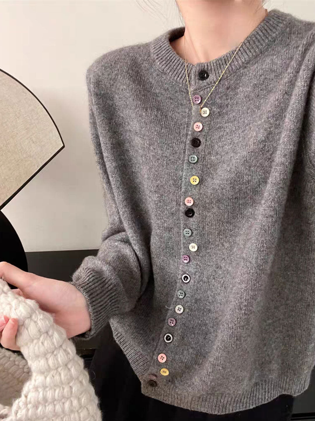 Gilet doux et élégant Beatrice de Danoir Paris en gris, porté, avec finition soignée et style raffiné.