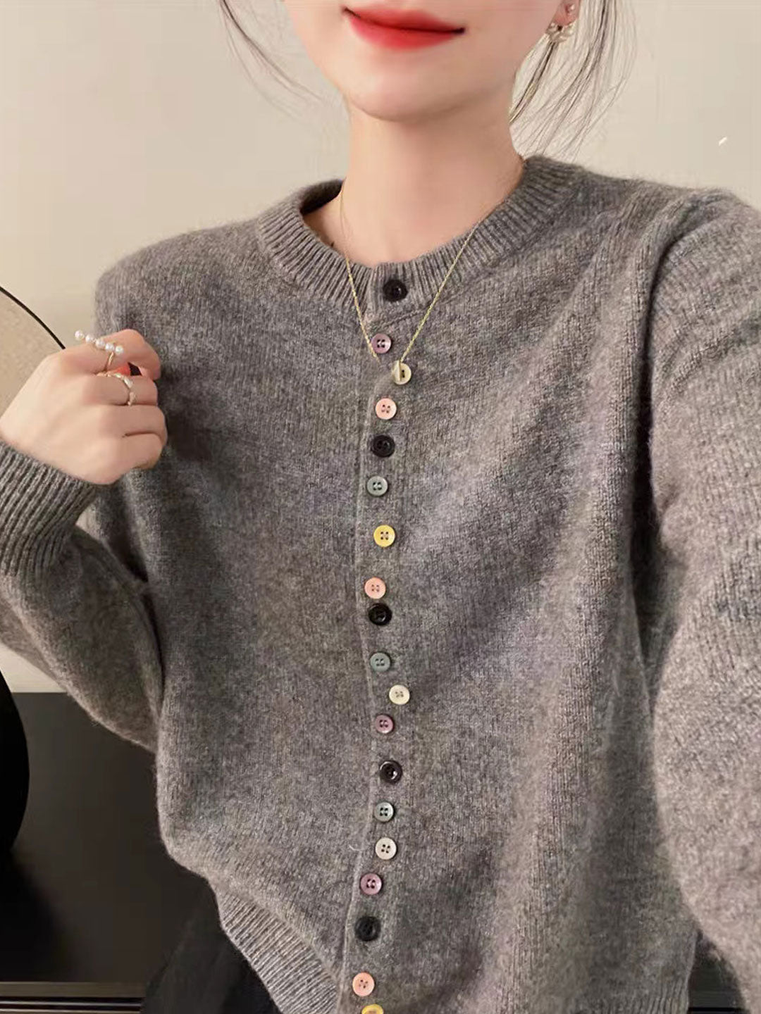 Gilet doux et élégant Beatrice de Danoir Paris en gris, porté, avec finition raffinée, modèle FR1222.