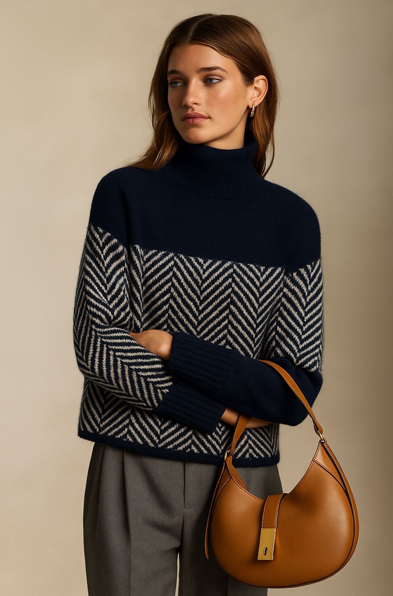 Pull roulé en cachemire marron Amira de Danoir Paris, élégant et chaud, porté sur un mannequin.