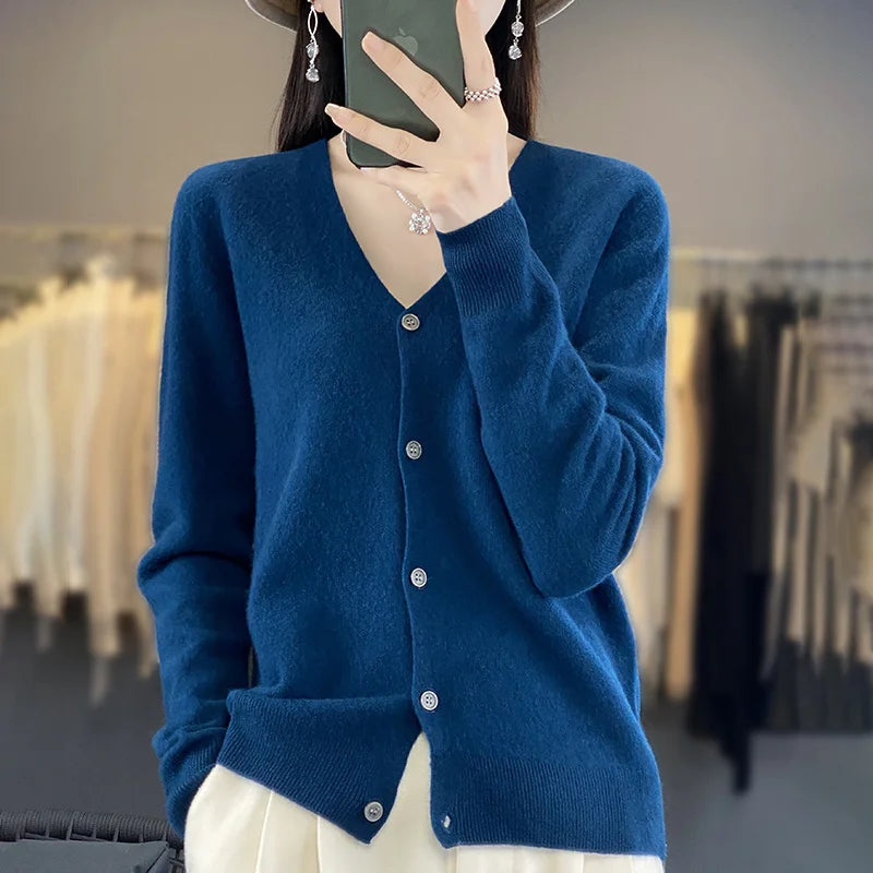 Gilet en cachemire vert sauge Danoir Paris Odessia, style élégant, finition douce et finition raffinée, porté par un mannequin.