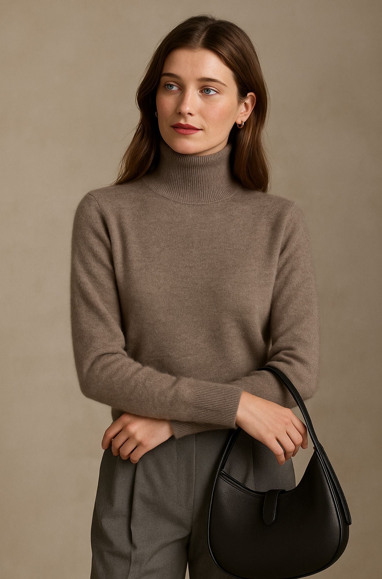 Pull col roulé beige Danoir Paris Amara, luxueux et confortable, en tissu doux et élégant pour un look chic.