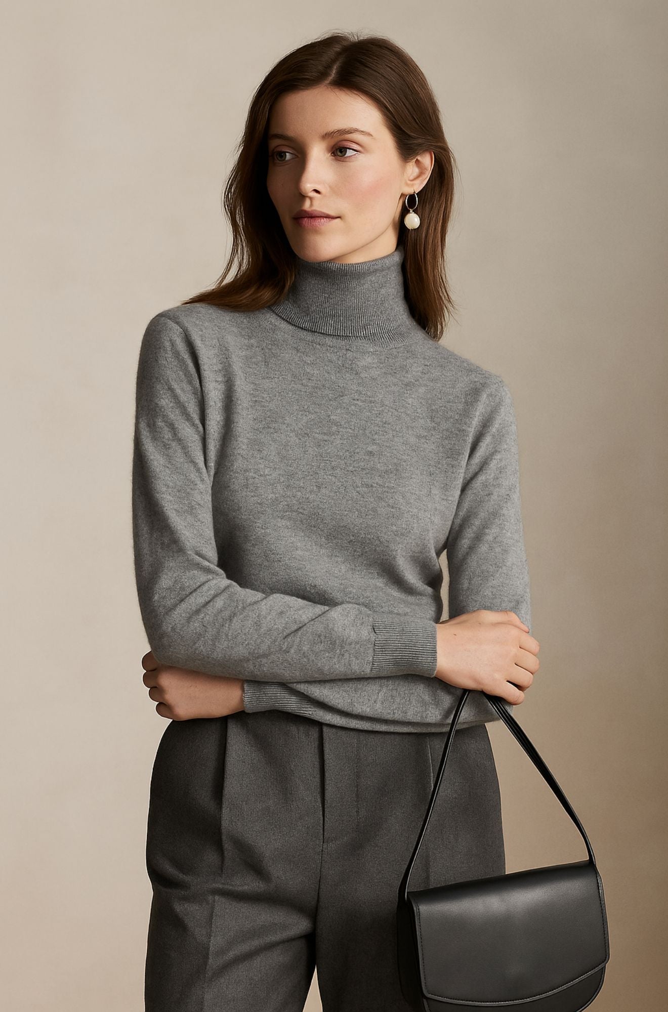 Pull col roulé beige Danoir Paris Amara, vêtement luxueux en laine douce, parfait pour l'hiver, vue de face sur le produit.