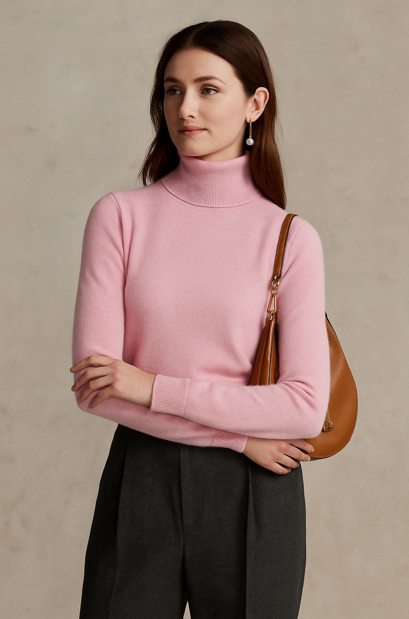 Pull col roulé luxueux Danoir Paris Amara en beige, doux et élégant, porté en mode décontractée ou sophistiquée.