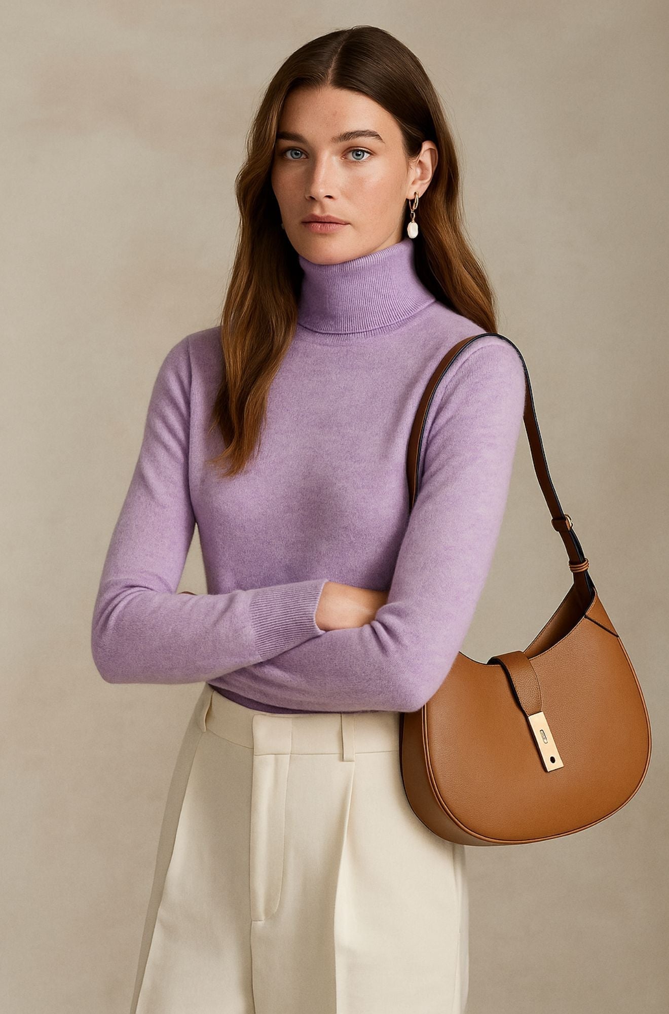 Pull col roulé beige Danoir Paris Amara, vêtement luxueux en laine douce, porté sur mannequin avec fond neutre.