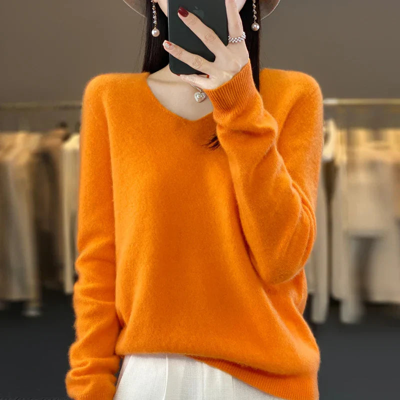 Pull en cachemire beige Elowen de Danoir Paris, modèle FR1231, porté sur un fond neutre, mettant en valeur sa texture élégante.