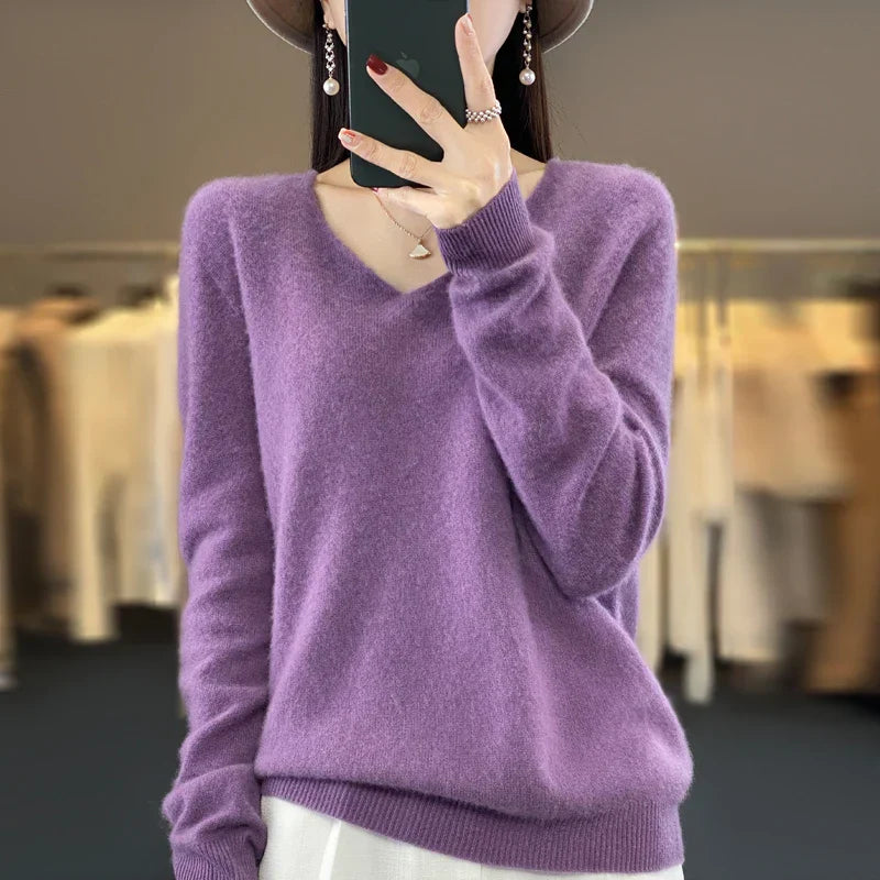 Pull en cachemire beige Elowen de Danoir Paris, élégant, porté par un mannequin, détails du tissu doux visibles.