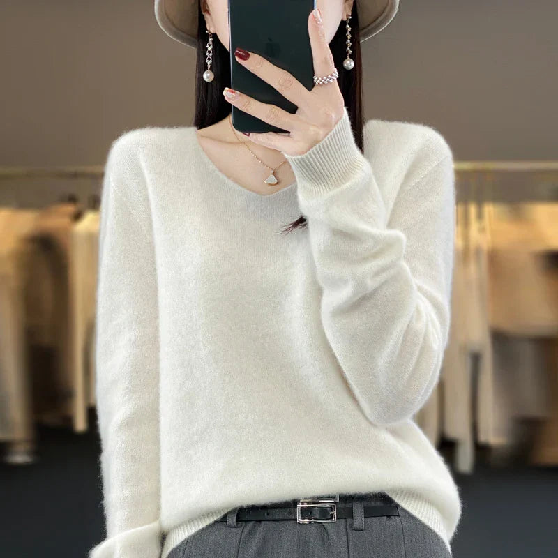 Pull en cachemire beige Elowen de Danoir Paris, coupe élégante, porté sur un mannequin dans une ambiance sophistiquée.