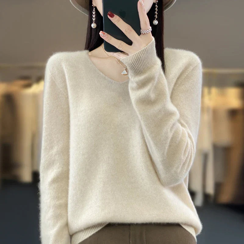 Pull en cachemire Danoir Paris Elowen beige, style élégant, col rond et manches longues, tissu doux et chaud.