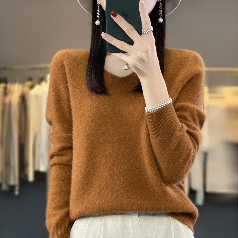 Pull en cachemire beige Elowen de Danoir Paris, style élégant, porté sur un mannequin, détails doux et finition raffinée.