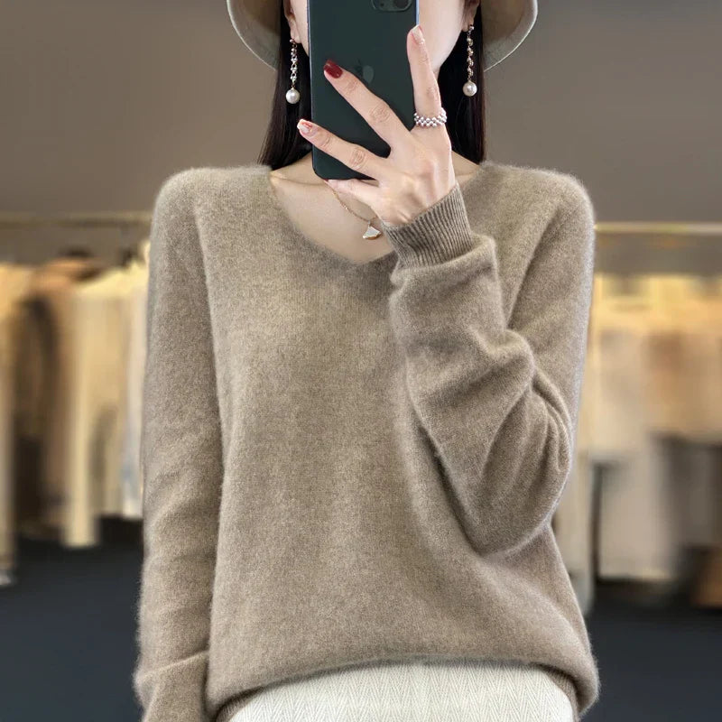 Pull en cachemire beige Elowen de Danoir Paris, élégant, avec col en V, porté sur un mannequin.