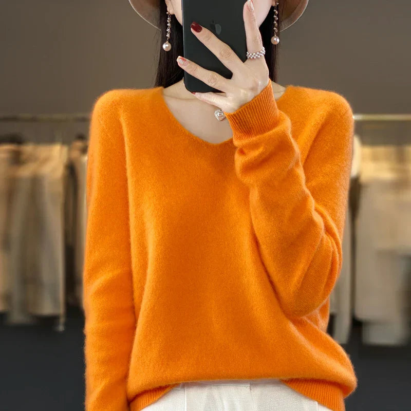 Pull en cachemire beige Danoir Paris Elowen, élégant et doux, porté sur un mannequin, détails du tissu et coupe raffinée.