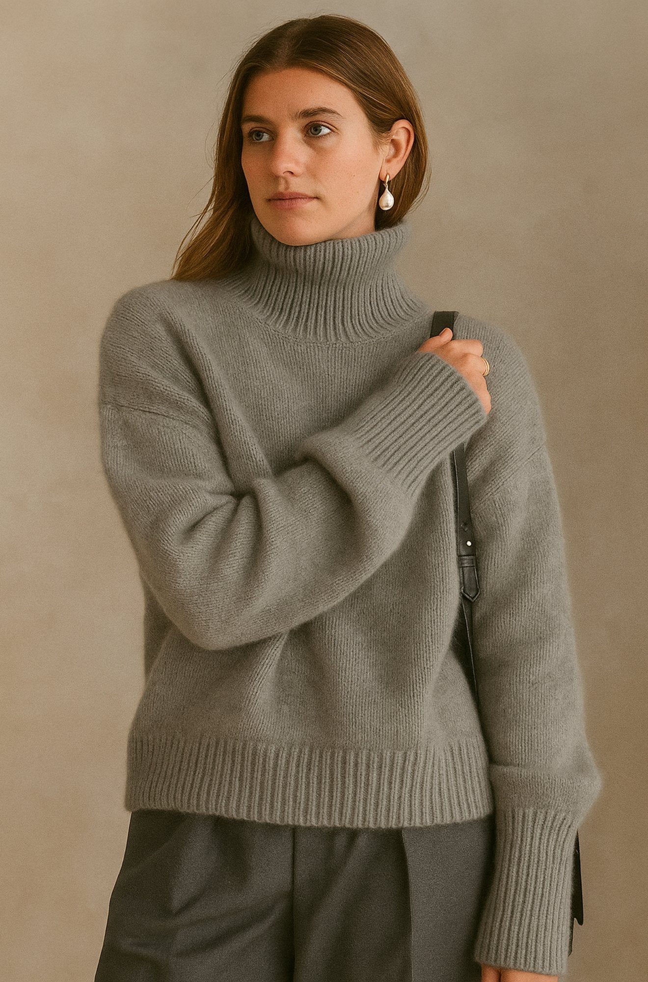 Pull en cachemire beige Isabella de Danoir Paris, élégant et doux, porté sur un mannequin.