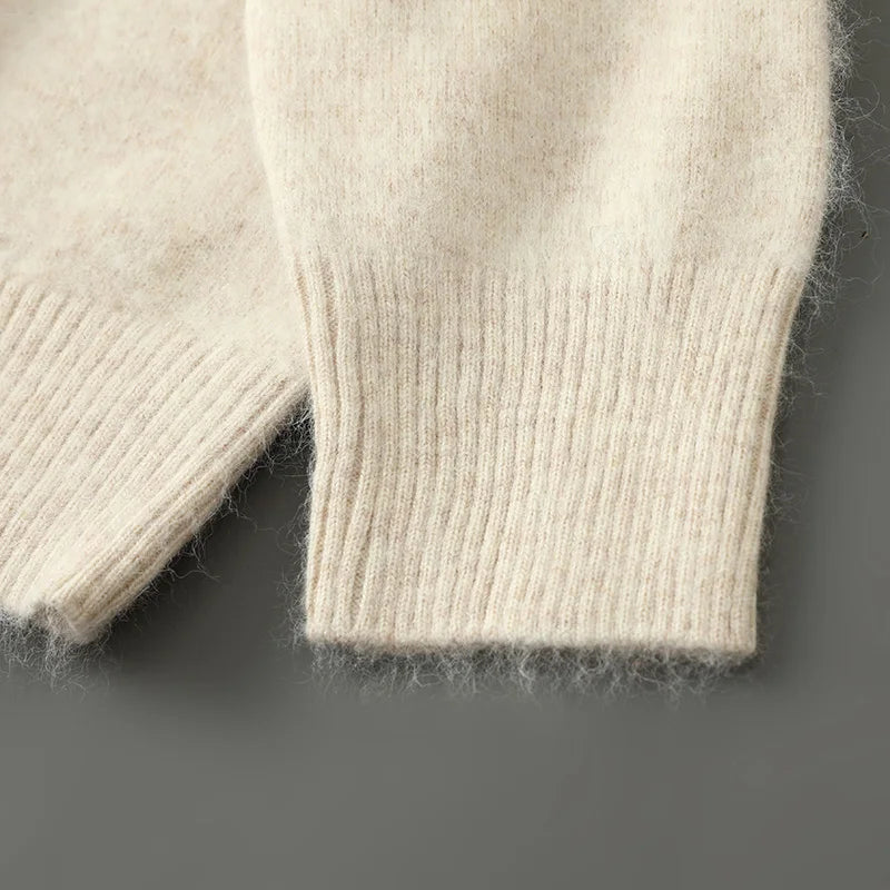 Cardigan élégant beige Danoir Paris Colby, modèle FR1233, porté ouvert avec col en V et manches longues.