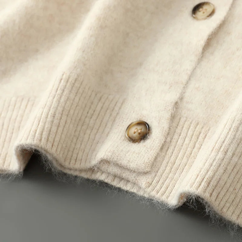 Cardigan élégant beige Danoir Paris Colby, vêtement polyvalent en maille pour femmes, porté sur un mannequin.