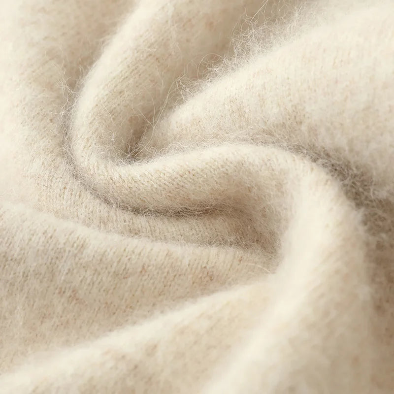 Cardigan élégant beige Danoir Paris Colby, modèle FR1233, en maille fine, porté ouvert avec col en V.
