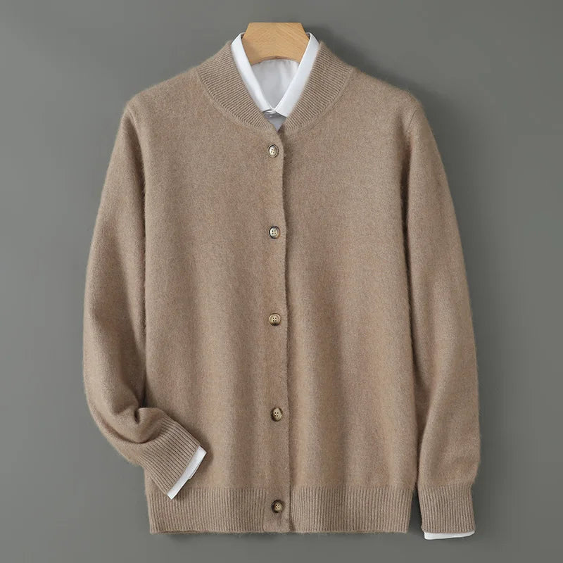 Cardigan élégant beige Danoir Paris Colby, style polyvalent avec col en V et manches longues, porté sur un modèle.