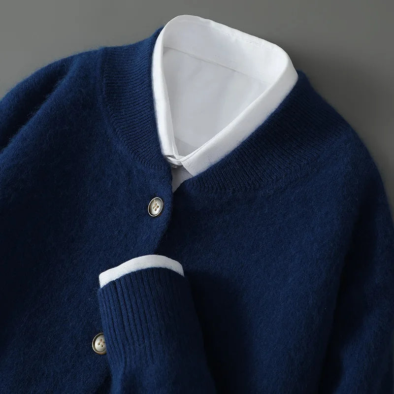 Cardigan élégant beige Danoir Paris Colby, vêtement polyvalent en tissu doux, porté sur un mannequin.