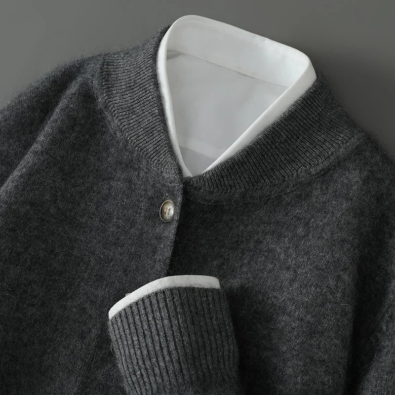 Cardigan élégant beige Danoir Paris Colby FR1233, tissu doux et polyvalent, porté ouvert avec boutons.