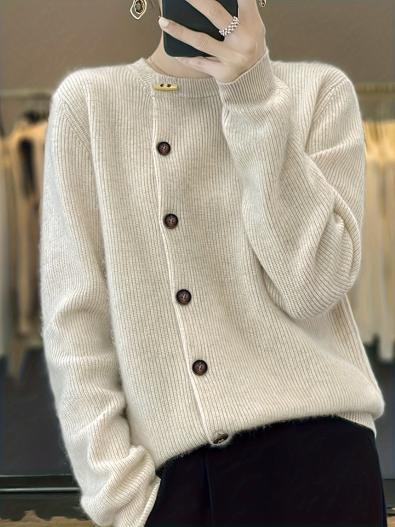 Cardigan classique et élégant Gemma de Danoir Paris en coloris abricot, taille unique, doux et confortables.