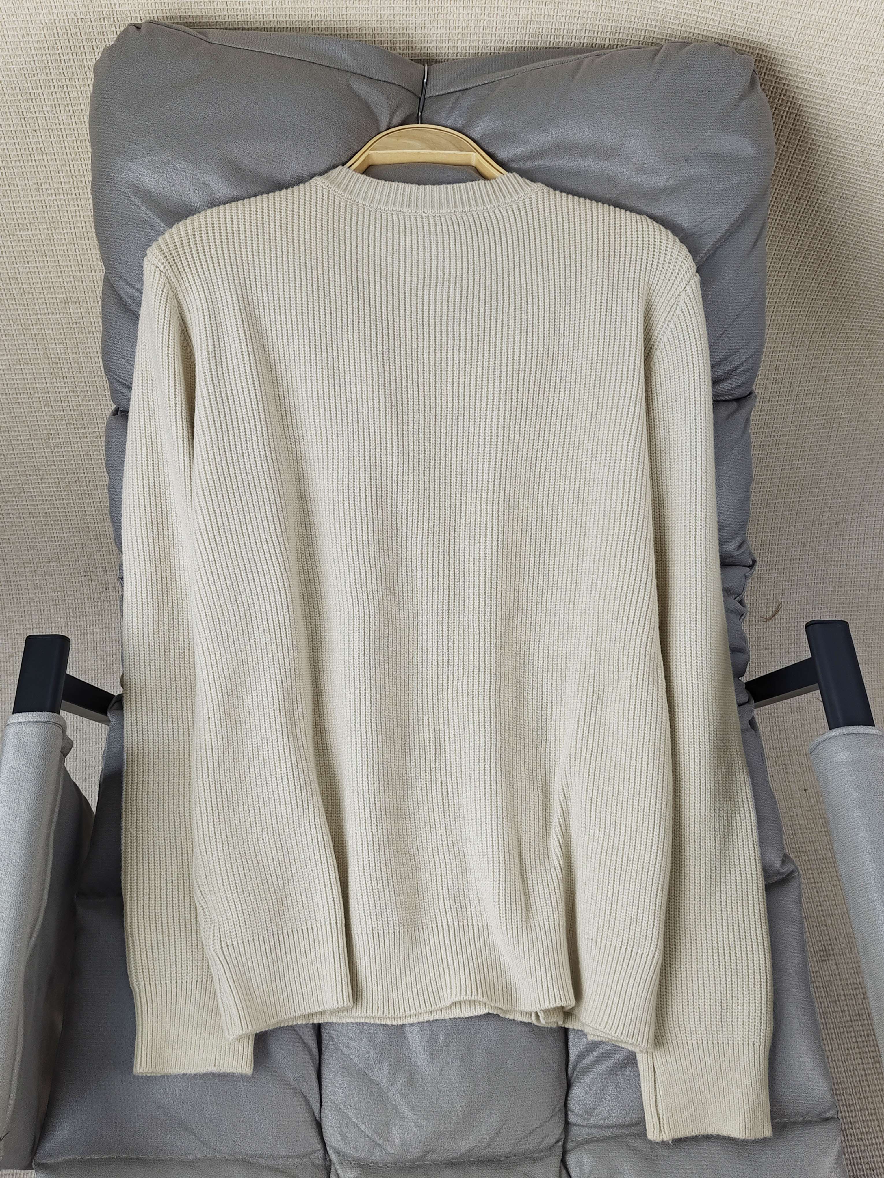 Cardigan classique élégant Gemma de Danoir Paris en coloris abricot, coupe unique, porté sur un mannequin.