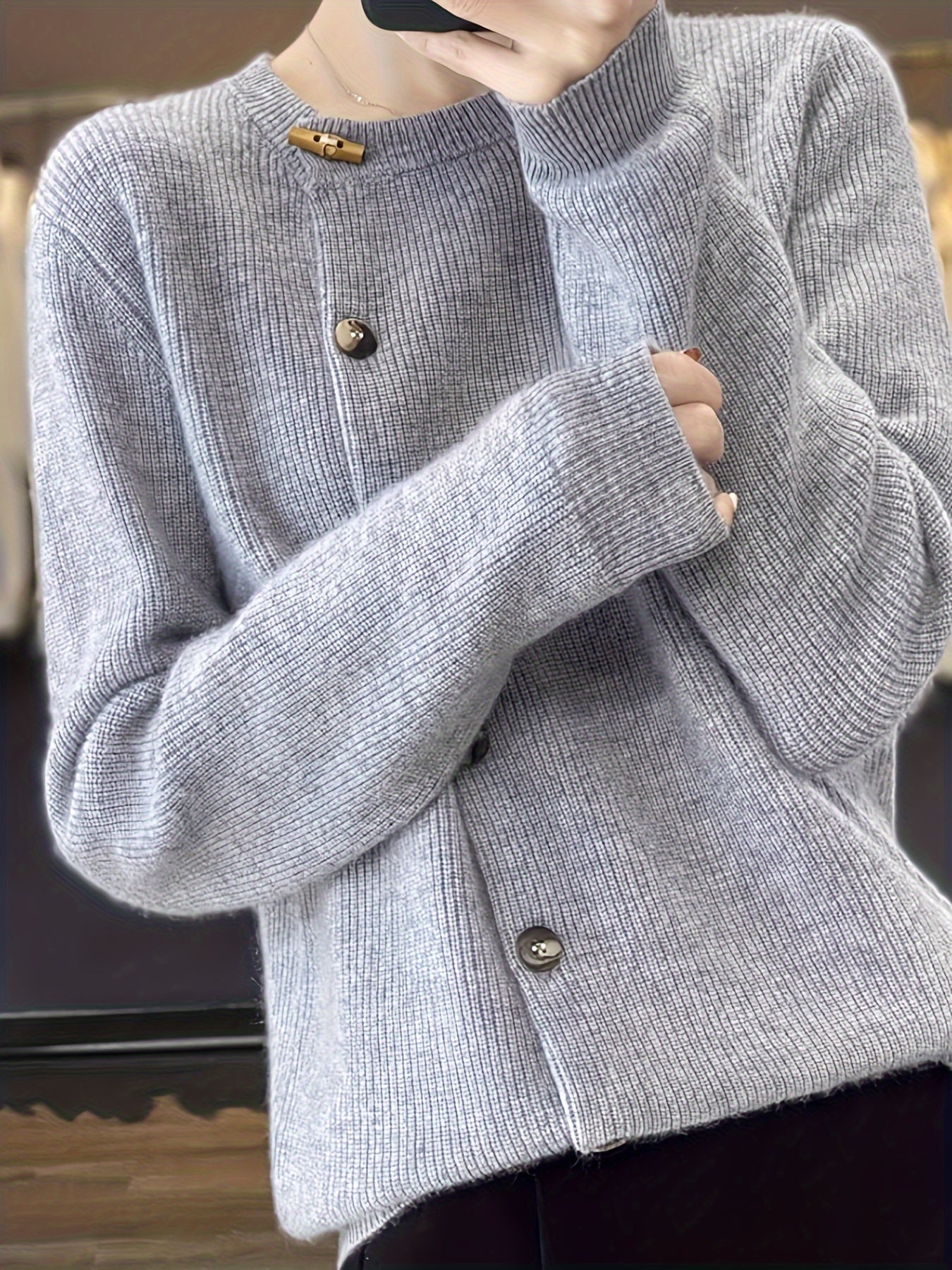 Cardigan classique élégant Gemma de Danoir Paris en abricot, avec coupe ajustée et détails sophistiqués, porté par un mannequin.