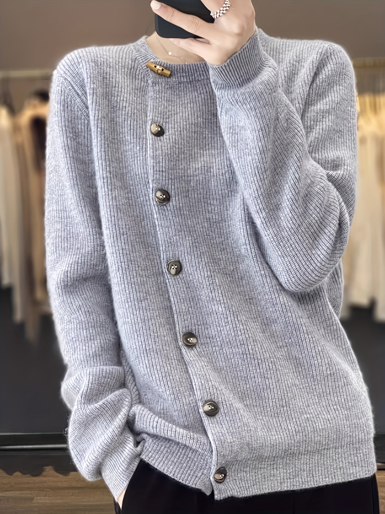 Cardigan classique Danoir Paris Gemma en coloris abricot, coupe élégante et taille unique, porté sur un mannequin.