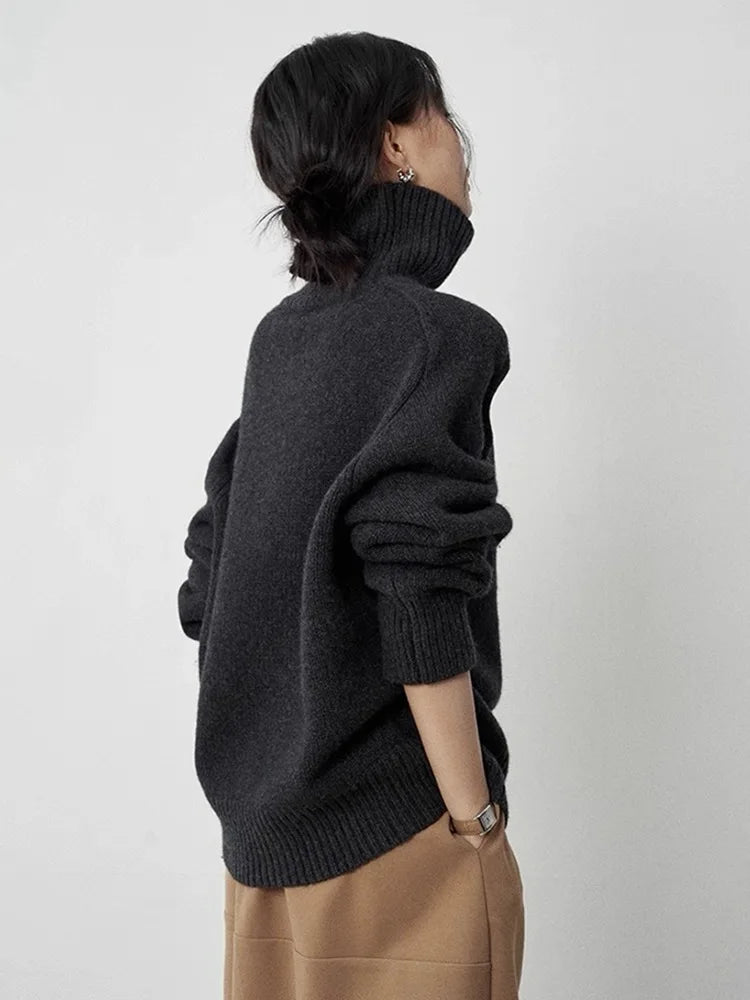 Pull en cachemire gris Thessara de Danoir Paris, style élégant avec col rond et finition soignée, parfait pour une tenue sophistiquée.