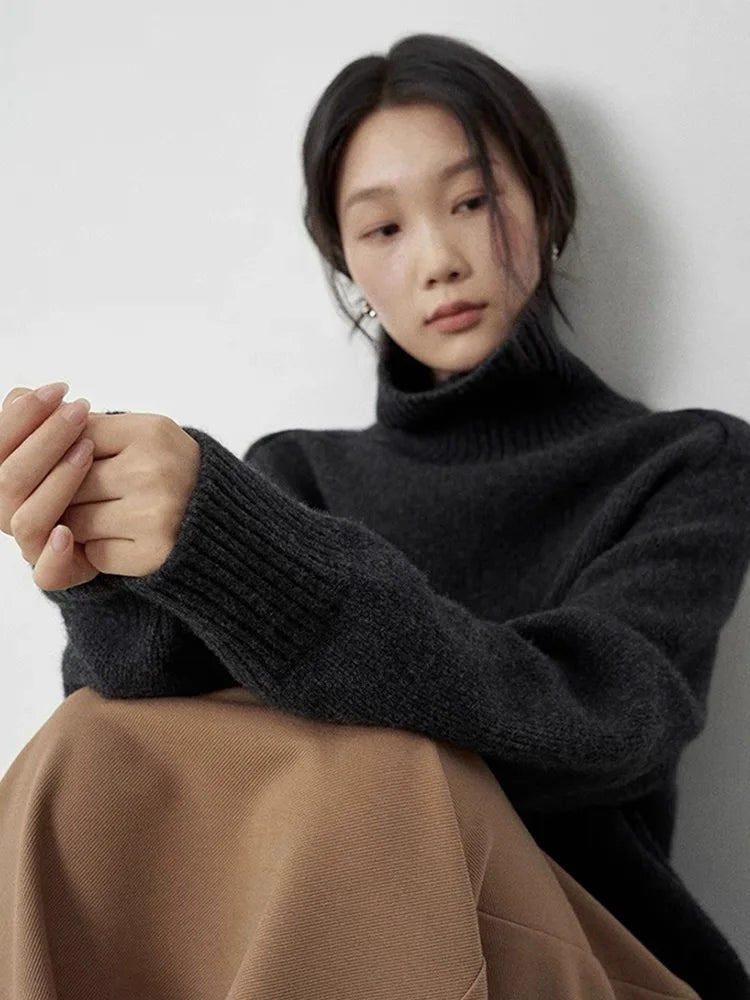 Pull en cachemire gris Thessara de Danoir Paris, élégant, avec finition douce et coupe ajustée, porté sur mannequin.