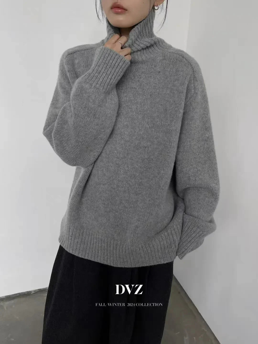 Pull en cachemire gris Thessara de Danoir Paris, élégant et doux, avec un design raffiné et des détails sophistiqués.