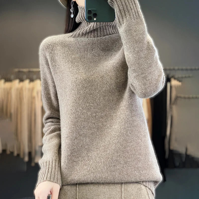 Pull cachemire chic Danoir Paris Seraphine en camel, coupe élégante, texture douce et confort visible sur l'image.
