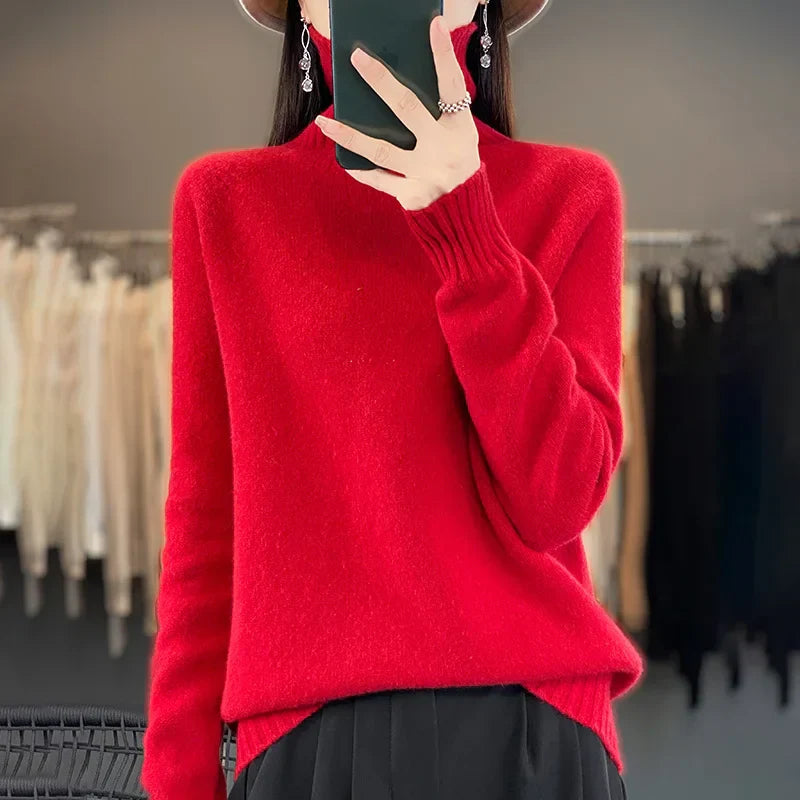Pull cachemire Danoir Paris Seraphine, couleur camel, en laine douce avec col rond et manches longues, porté sur un fond neutre.