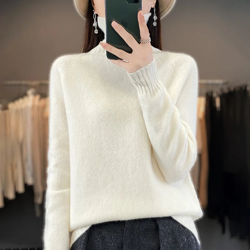 Pull en cachemire beige Seraphine de Danoir Paris, coupe élégante et douce, idéal pour un look chic et confortable.