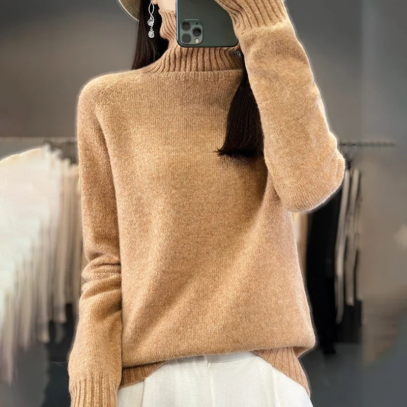 Pull cachemire Danoir Paris Seraphine, style chic, couleur camel, porté sur mannequin avec col rond et manches longues.