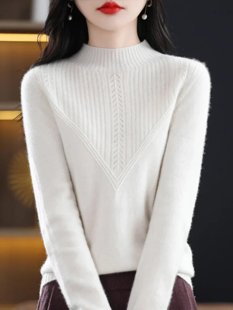 Pull en cachemire violet Liora de Danoir Paris, élégant et doux, porté sur un mannequin avec col rond et manches longues.