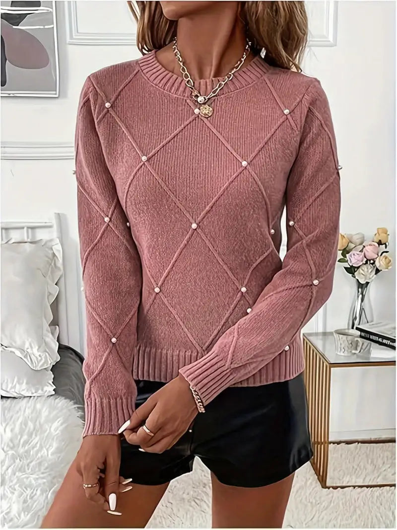 Pull chic Élise à perles rose de Danoir Paris, détail de perles élégantes sur le haut du vêtement.