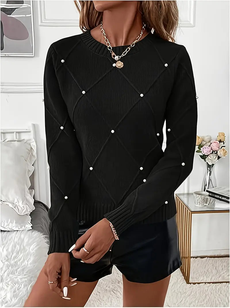 Pull chic à perles Élise de Danoir Paris, en rose, avec détails élégants, porté dans une image montrant le vêtement de face.